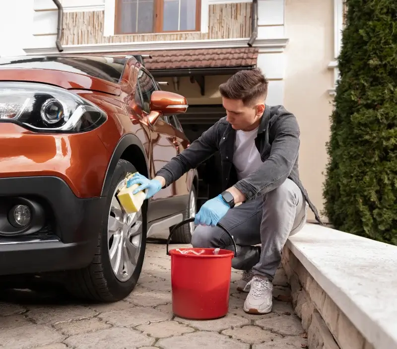 Lavage auto à domicile Chaussan : professionnel intervenant sur un véhicule